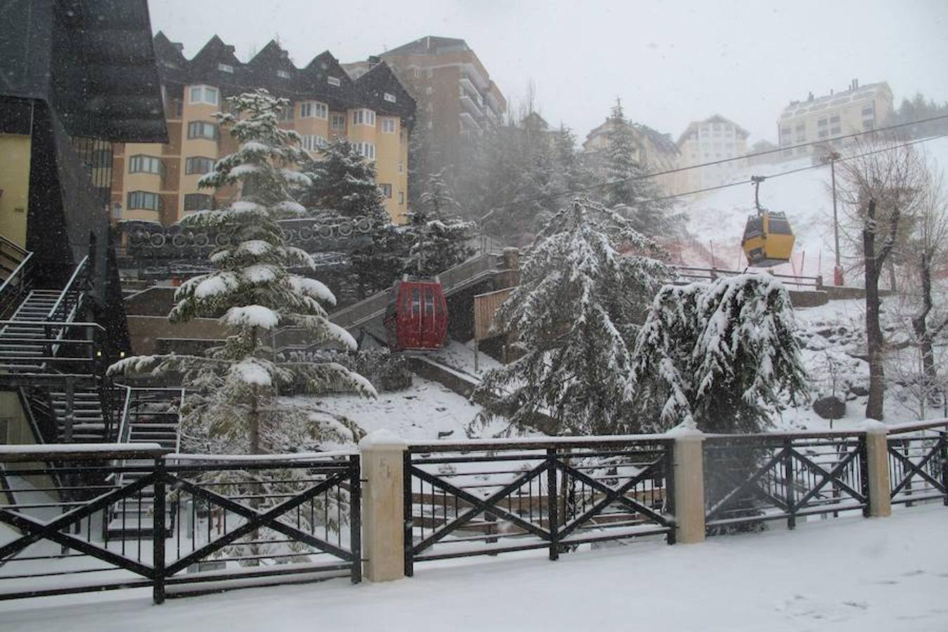 Las bajas temperaturas han vuelto con el mes de abril y en Sierra Nevada ha vuelto a caer nieve 