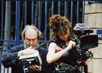 Imagen secundaria 1 - Stanley Kubrick junto a Jack Nicholson en el rodaje de 'El resplandor' frente a la maqueta del laberinto vegetal del hotel Overlook, que el realizador conservó en una esquina de su salón. Abajo, en el set de su última película, 'Eyes Wide Shut', y durante el rodaje de 'La naranja mecánica' en 1970.