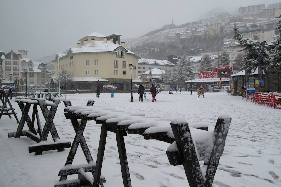 Las bajas temperaturas han vuelto con el mes de abril y en Sierra Nevada ha vuelto a caer nieve 