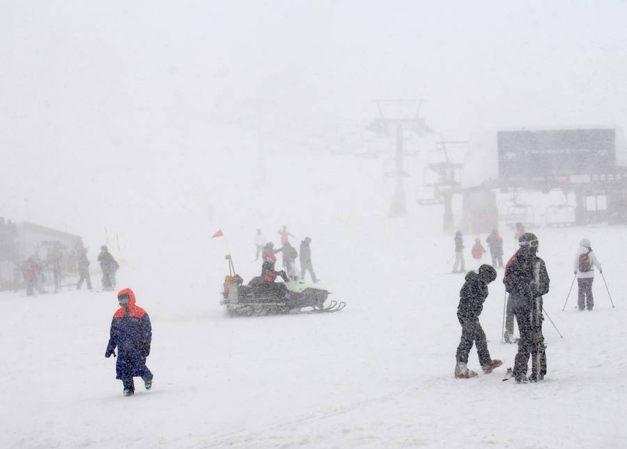 Las bajas temperaturas han vuelto con el mes de abril y en Sierra Nevada ha vuelto a caer nieve 