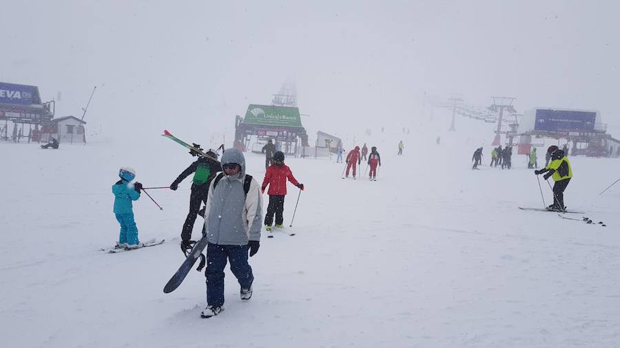 Las bajas temperaturas han vuelto con el mes de abril y en Sierra Nevada ha vuelto a caer nieve 