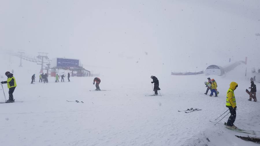 Las bajas temperaturas han vuelto con el mes de abril y en Sierra Nevada ha vuelto a caer nieve 