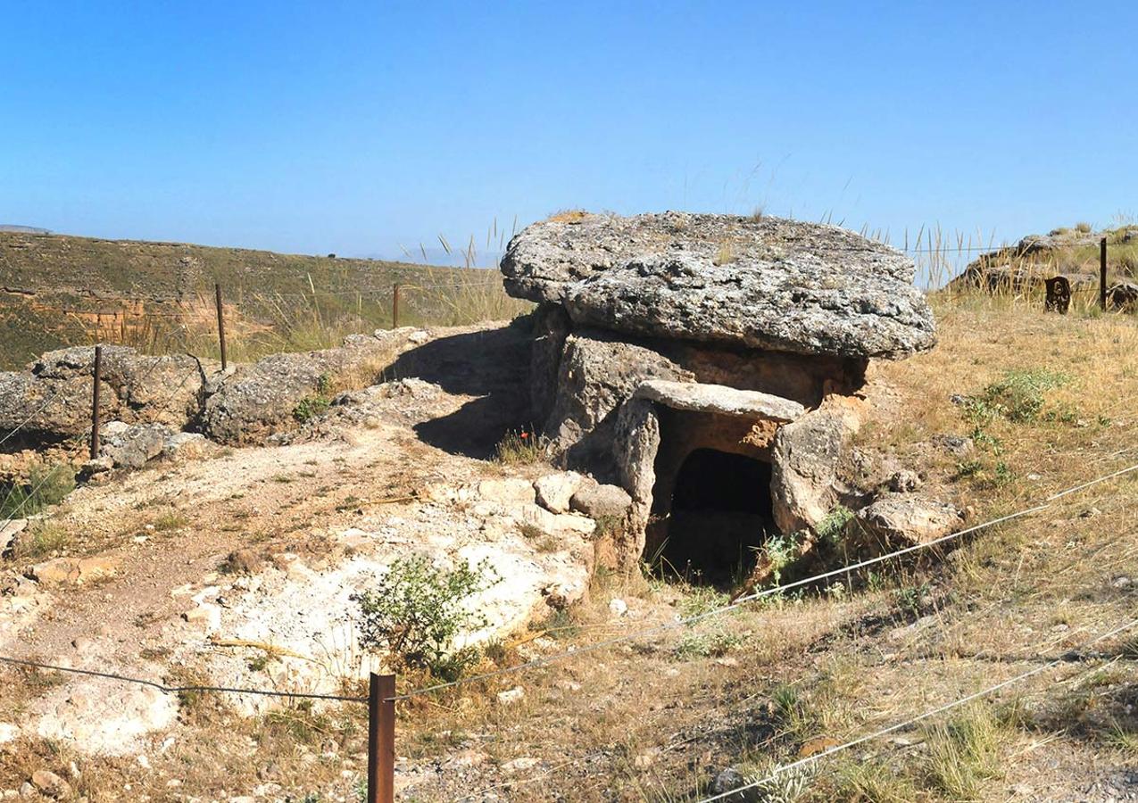 Dólmenes de Gorafe, el parque megalítico del norte de la provincia de Granada. Una docena de rutas para conocer espacios naturales donde el paisaje y la historia se dan la mano. Parajes que forman parte de la evolución histórica de la provincia de Granada. 