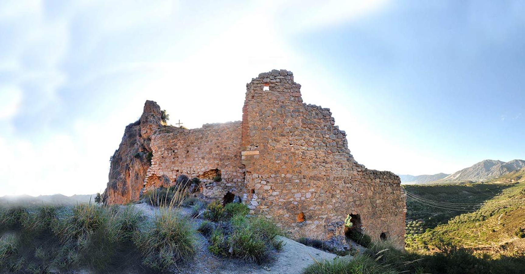 El castillo de Zorayda, y Muley hacen en Mondújar, Valle de Lecrñin, el lugar desde donde se supine que Boabdil volvió a enterrar los restos de los sultanes de la Alhambra, tras abandonar la ciudad de Granada. Una docena de rutas para conocer espacios naturales donde el paisaje y la historia se dan la mano. Parajes que forman parte de la evolución histórica de la provincia de Granada. 