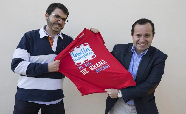 Imagen principal - Los hermanos Salazar pelean por una camiseta de 'Malafollá Granaína' y acaban compartiéndola: «ni pa' ti ni pa' mí».