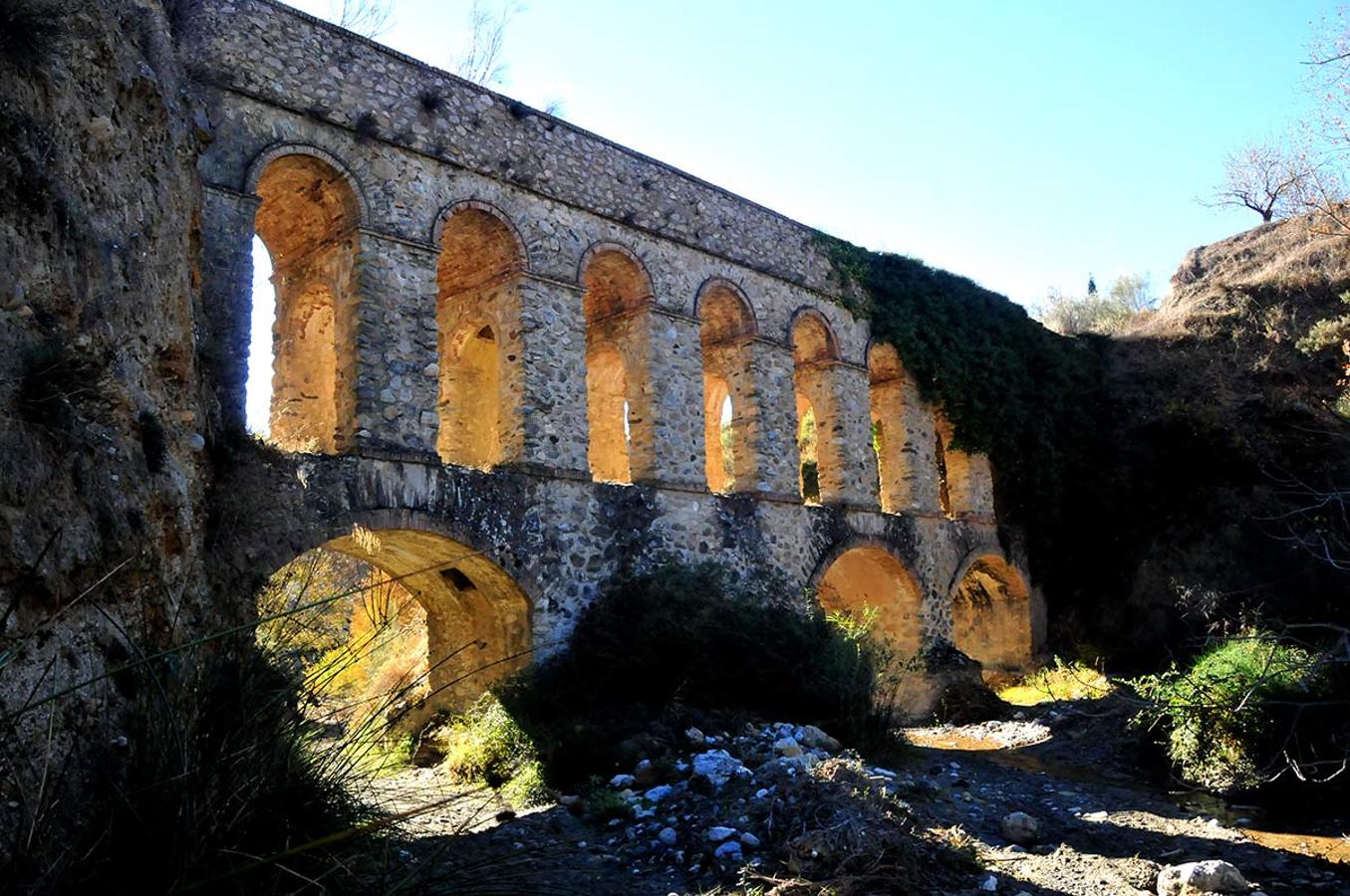 Acueducto de los franceses. El canal que conducía el agua del río Aguas Blancas hacia las explotaciones de oro de Cenes. Está junto al cementerio de Dúdar. Una docena de rutas para conocer espacios naturales donde el paisaje y la historia se dan la mano. Parajes que forman parte de la evolución histórica de la provincia de Granada. 