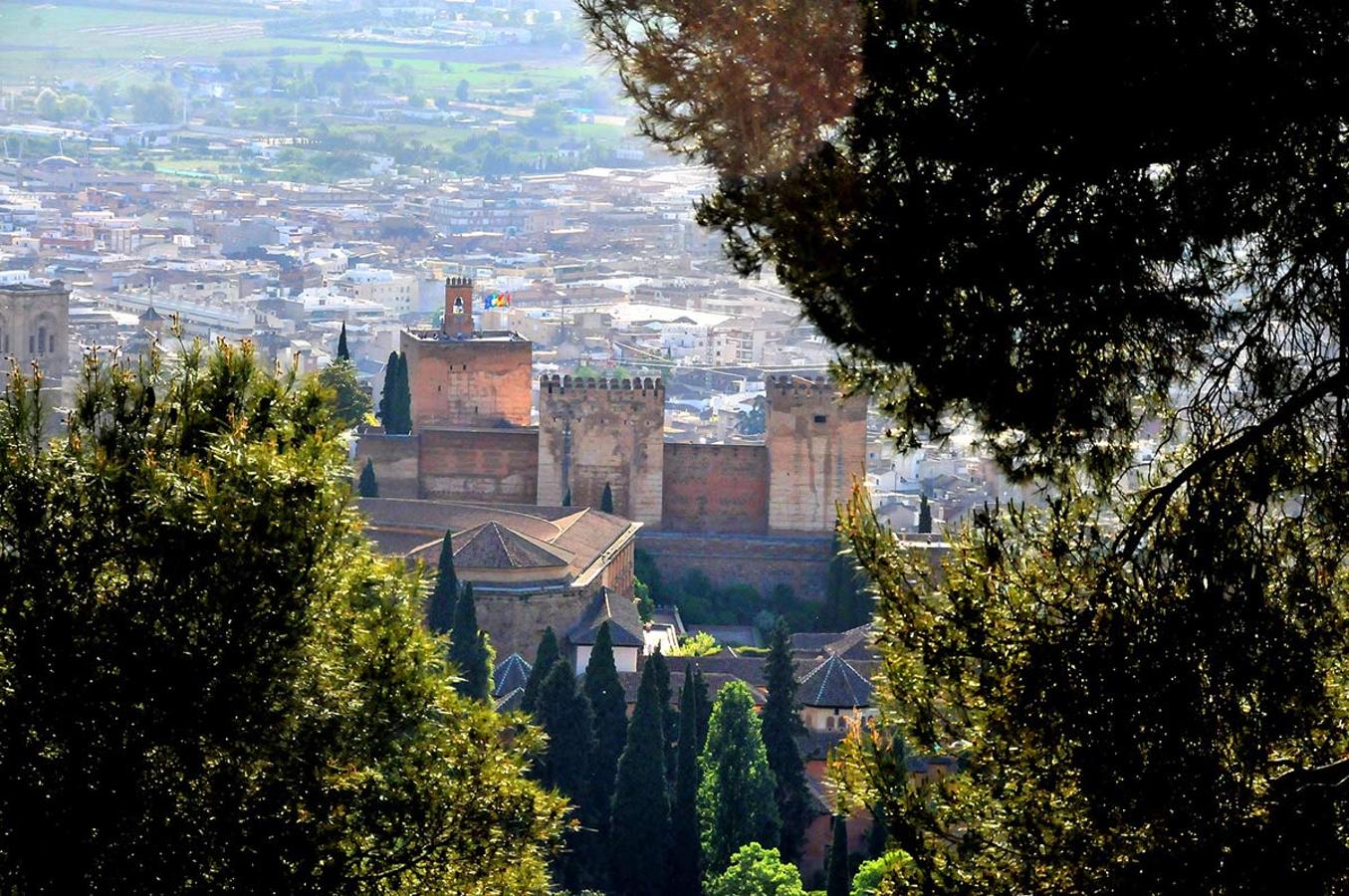 La colina de Santa Elena ofrece las mejores vistas sobre la Alhambra y la ciudad. Una docena de rutas para conocer espacios naturales donde el paisaje y la historia se dan la mano. Parajes que forman parte de la evolución histórica de la provincia de Granada. 