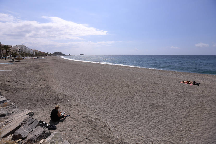 Los municipios de la Costa Tropical van a hacer un esfuerzo en los días que restan por que las playas luzcan lo mejor posible 