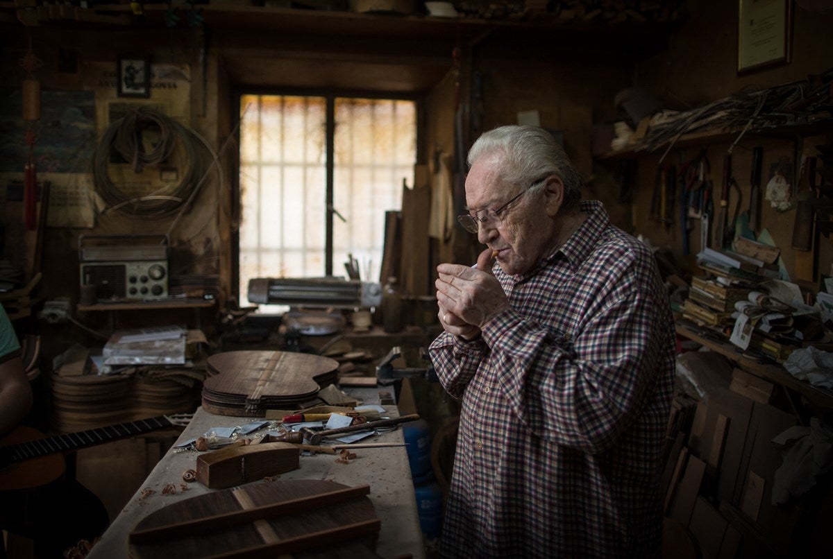 Visitamos el taller de Antonio Marín, leyenda mundialentre los artesanos de la guitarra. E l reportaje completo, aquí 