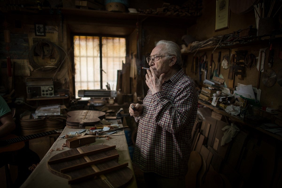 Visitamos el taller de Antonio Marín, leyenda mundialentre los artesanos de la guitarra. E l reportaje completo, aquí 