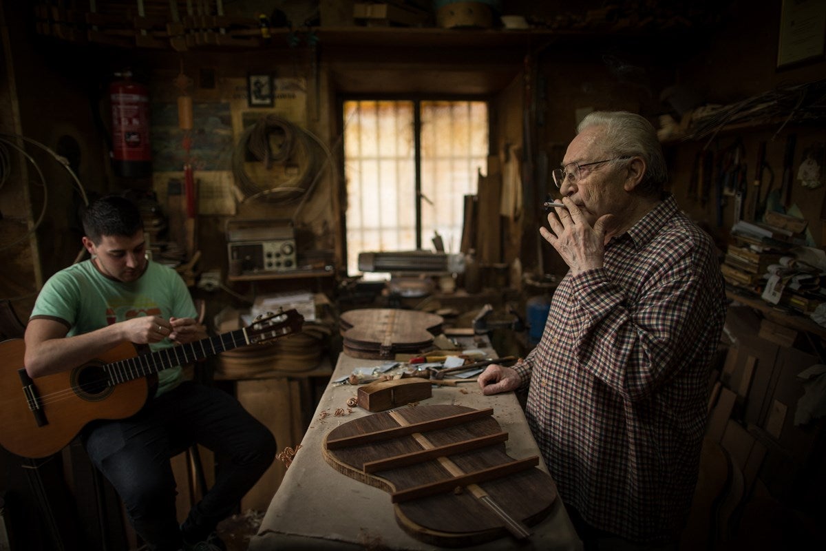 Visitamos el taller de Antonio Marín, leyenda mundialentre los artesanos de la guitarra. E l reportaje completo, aquí 