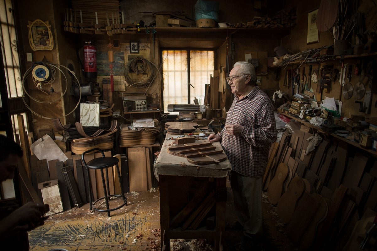 Visitamos el taller de Antonio Marín, leyenda mundialentre los artesanos de la guitarra. E l reportaje completo, aquí 