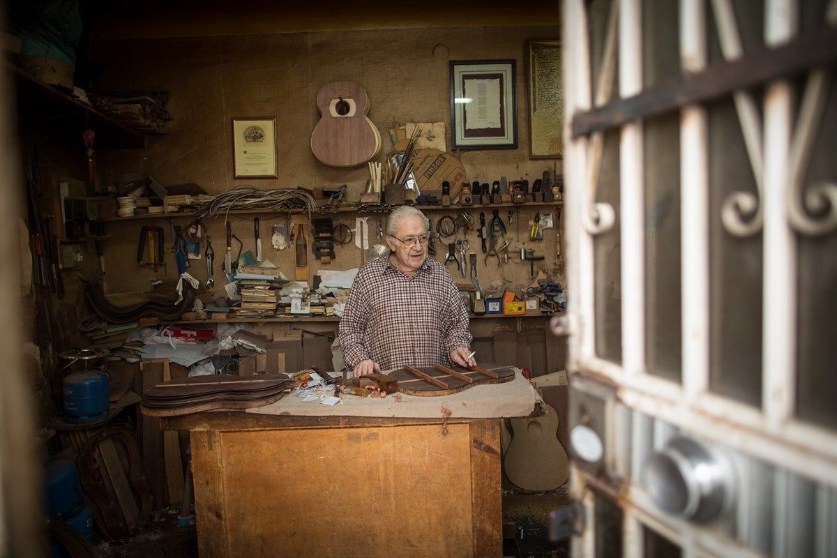 Visitamos el taller de Antonio Marín, leyenda mundialentre los artesanos de la guitarra. E l reportaje completo, aquí 