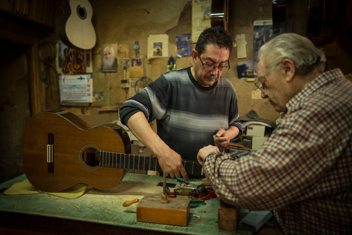 Visitamos el taller de Antonio Marín, leyenda mundialentre los artesanos de la guitarra. E l reportaje completo, aquí 