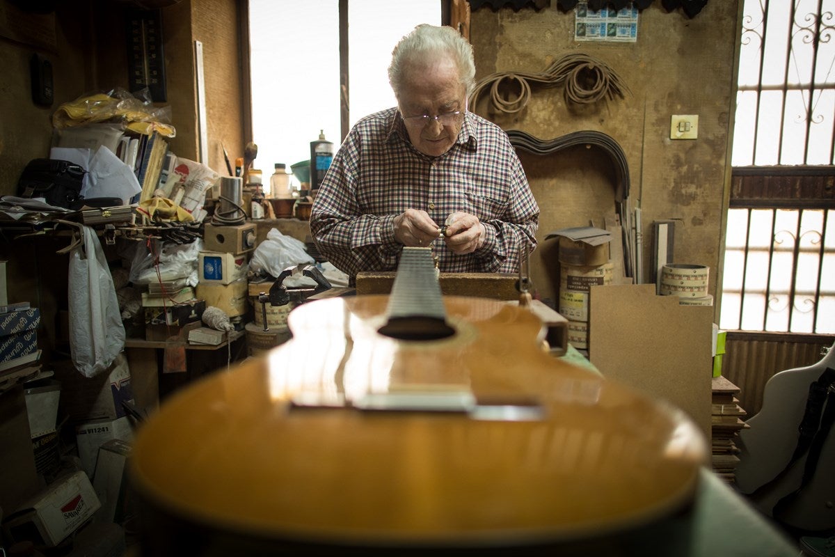 Visitamos el taller de Antonio Marín, leyenda mundialentre los artesanos de la guitarra. E l reportaje completo, aquí 