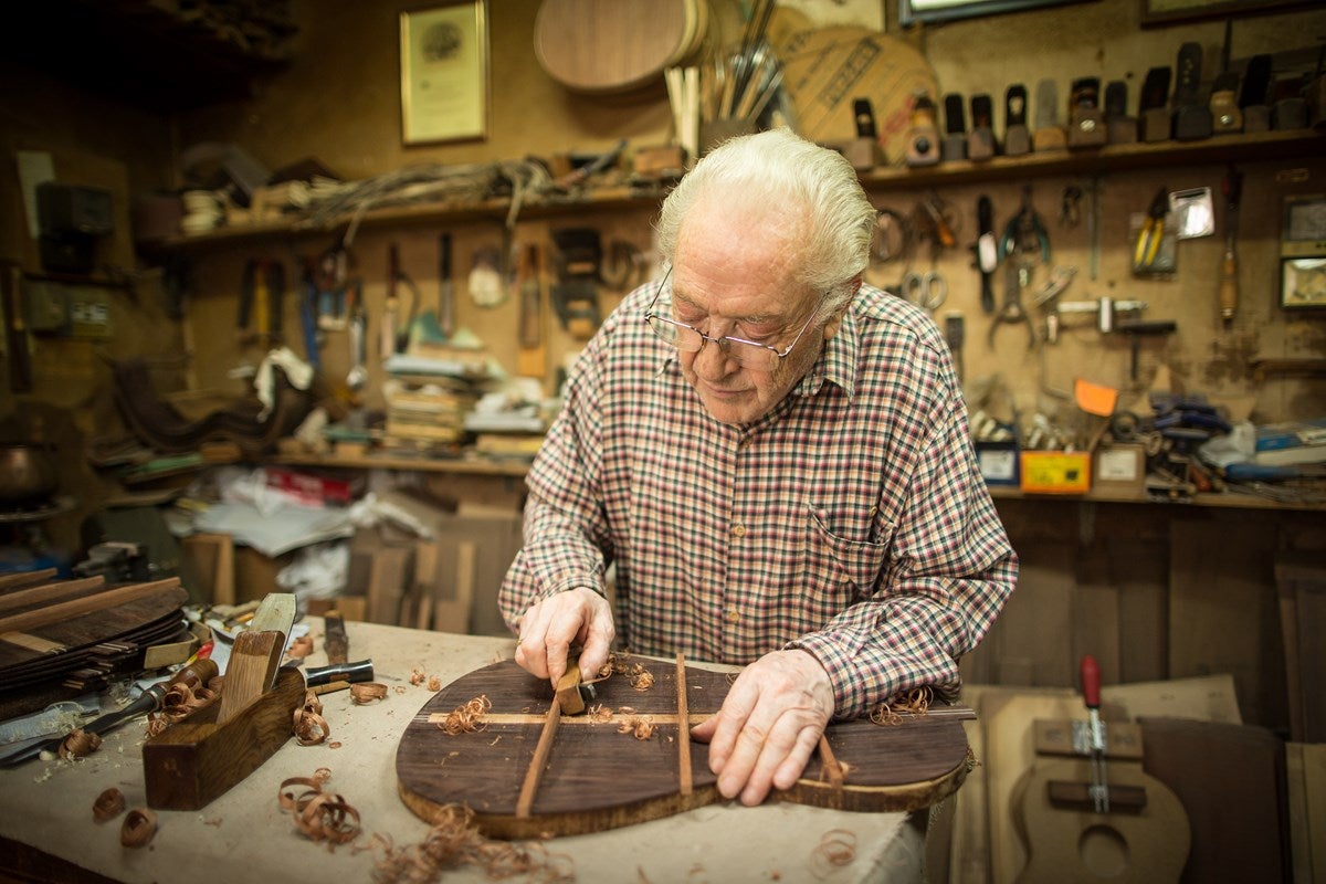 Visitamos el taller de Antonio Marín, leyenda mundialentre los artesanos de la guitarra. E l reportaje completo, aquí 