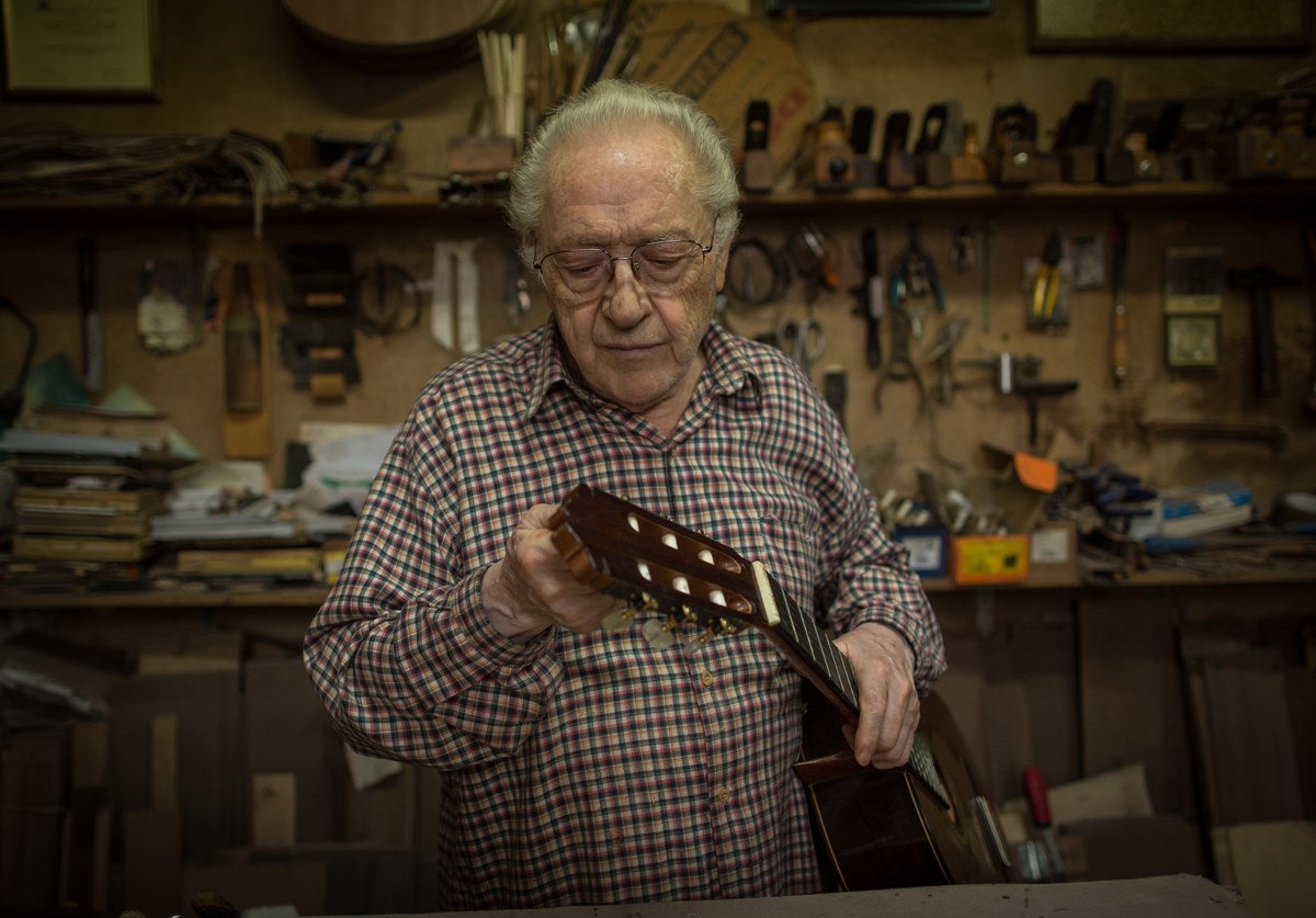 Visitamos el taller de Antonio Marín, leyenda mundialentre los artesanos de la guitarra. E l reportaje completo, aquí 