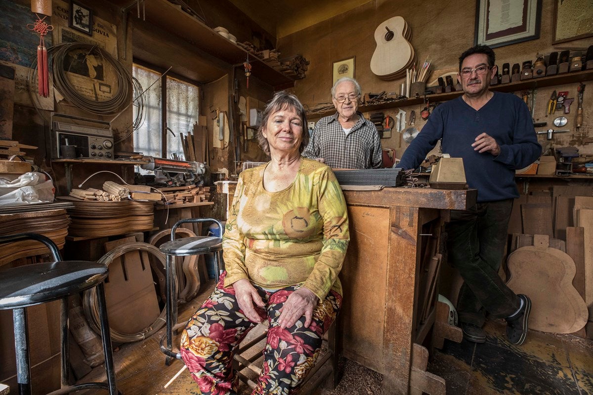Visitamos el taller de Antonio Marín, leyenda mundialentre los artesanos de la guitarra. E l reportaje completo, aquí 