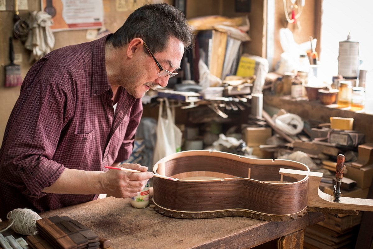 Visitamos el taller de Antonio Marín, leyenda mundialentre los artesanos de la guitarra. E l reportaje completo, aquí 