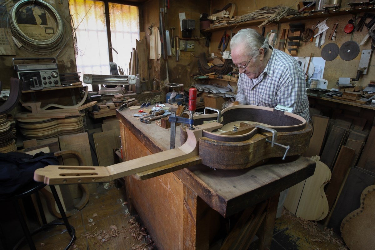 Visitamos el taller de Antonio Marín, leyenda mundialentre los artesanos de la guitarra. E l reportaje completo, aquí 