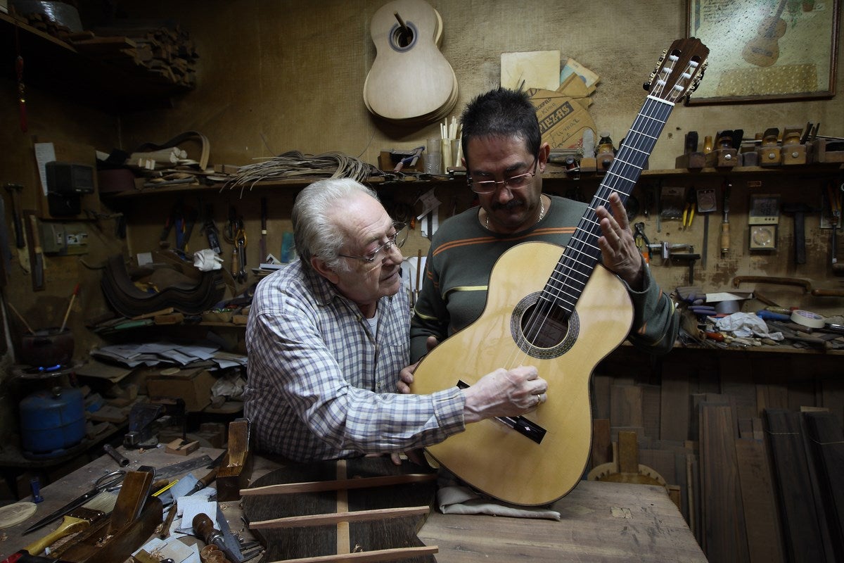Visitamos el taller de Antonio Marín, leyenda mundialentre los artesanos de la guitarra. E l reportaje completo, aquí 