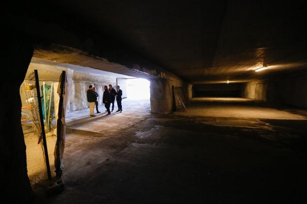 Entrada al túnel del metro durante la visita de IDEAL.