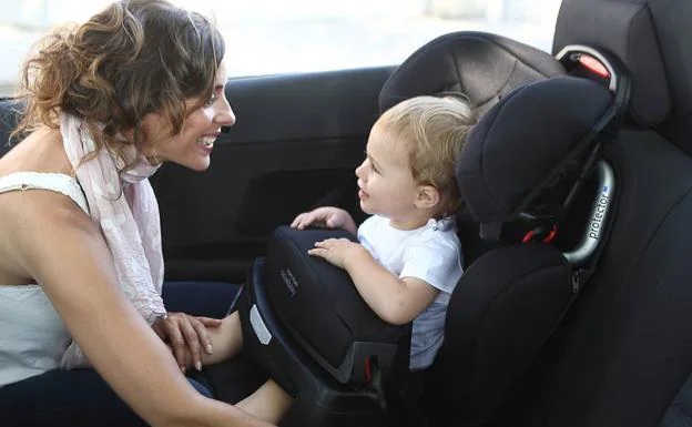 La OCU advierte sobre el peligro de dos sillas de bebé para el coche