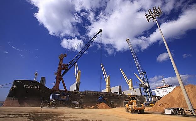 El barco que está cargando 43.000 toneladas de mineral en el puerto de Motril. 