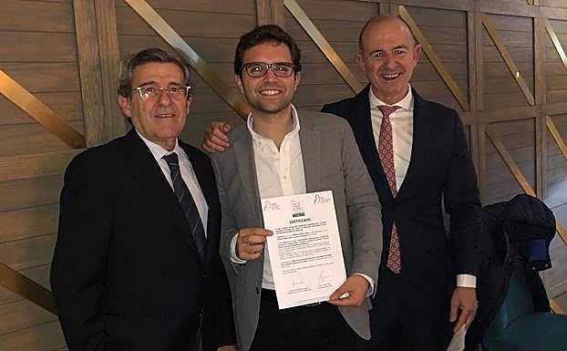 Ignacio Puche (centro), recibe el premio en Madrid