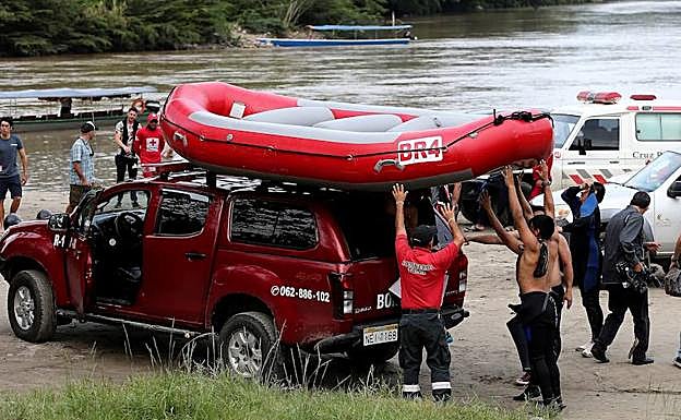 Personal de rescate en el río. 