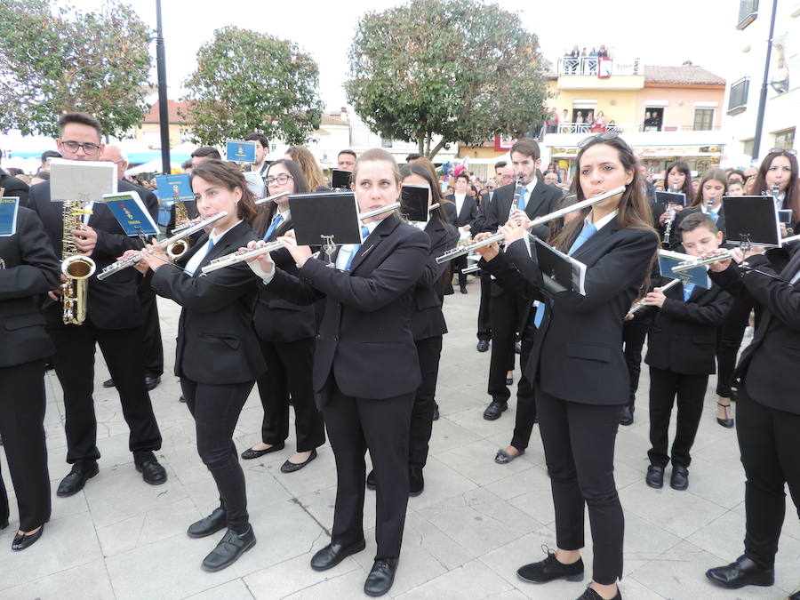 En la procesión figuraban representaciones de más de una decena de hermandades de la provincia y, durante todo el recorrido no dejaron de producirse momentos de emoción entre los devotos