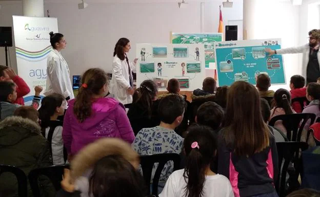 Aguasvira enseña el buen uso del agua a más de 500 escolares en la Feria de la Ciencia de Atarfe