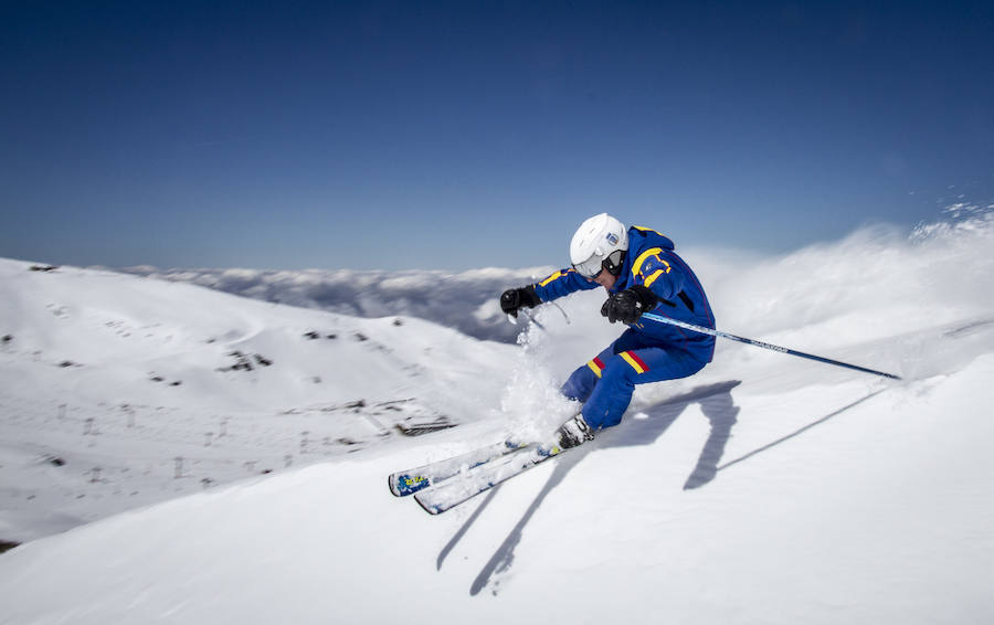 La estación de esquí granadina mantendrá su actividad hasta la primera semana de mayo después de las últimas nevadas caídas desde el pasado fin de semana