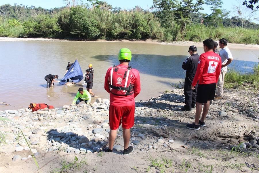 Rescatistas realizan el levantamiento del cuerpo del estudiante Manuel Tundidor Cabral este martes, en el sector de Misahualli (Ecuador). 