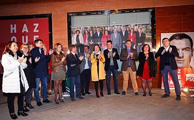 Candidatos del PSOE por Granada y dirigentes provinciales, tras descubrir el cartel de campaña.