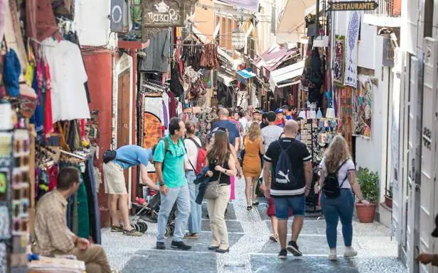 Turistas de la calle Calderería. 