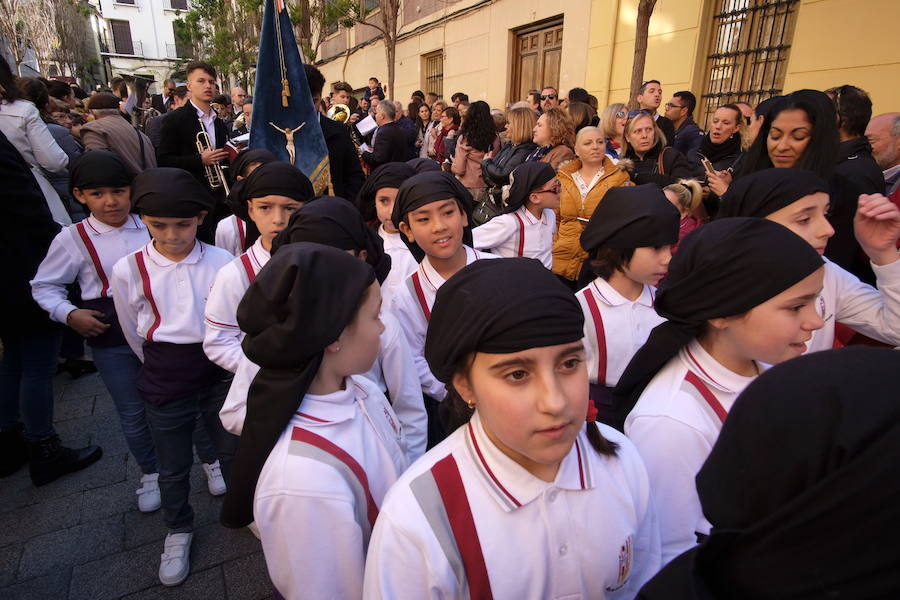 500 niños del colegio Nuestra Señora de las Mercedes han participado en una procesión que ha recorrido el corazón de Granada