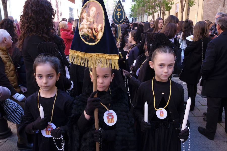 500 niños del colegio Nuestra Señora de las Mercedes han participado en una procesión que ha recorrido el corazón de Granada