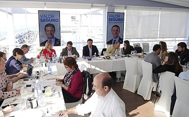 Candidatos y periodistas en el desayuno informativo ofrecido por el PP para presentar su programa. 