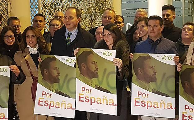 Macarena Olona, anoche en Severo Ochoa, junto a los paseíllos universitarios.