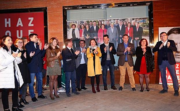 Candidatos y dirgientes provinciales del PSOE de Granada, frente a la sede del partido en Torres de la Pólvora.
