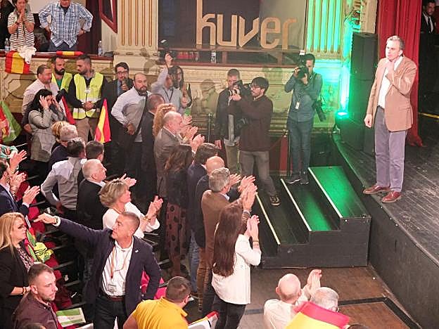 Javier Ortega Smith, en las tablas del Teatro Cervantes recibiendo una ovación.