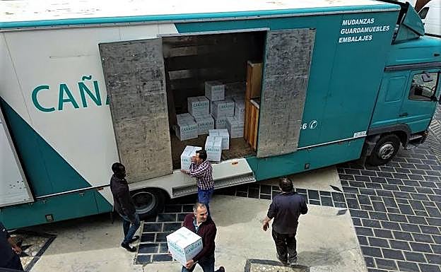 Llegada del camión que ha traído los ejemplares a Mecina Bombarón.