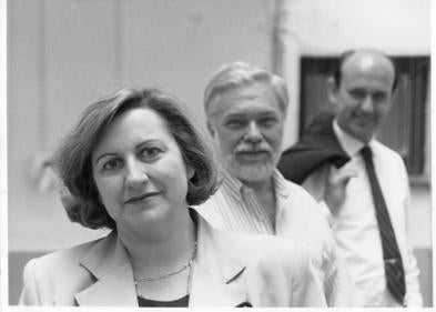 Imagen secundaria 1 - (1) Capel frente a la singular pirámide de la escuela (2) Con Gabriel Diaz Berbel y Andrés Ollero, en la sede del PP de Granada (3) En el Congreso de los Diputados.