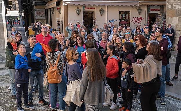Imagen principal - Ambiente ayer en las calles de Granada.