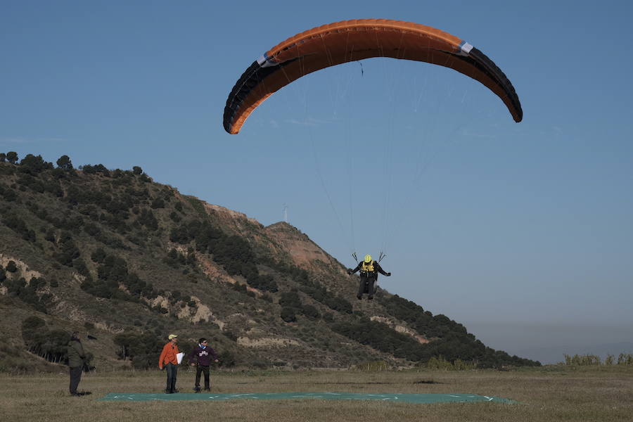 El Campeonato de España y de Andalucía de Parapente de Precisión de las categorías absoluta masculina y femenina se celebra en Cenes este fin de semana