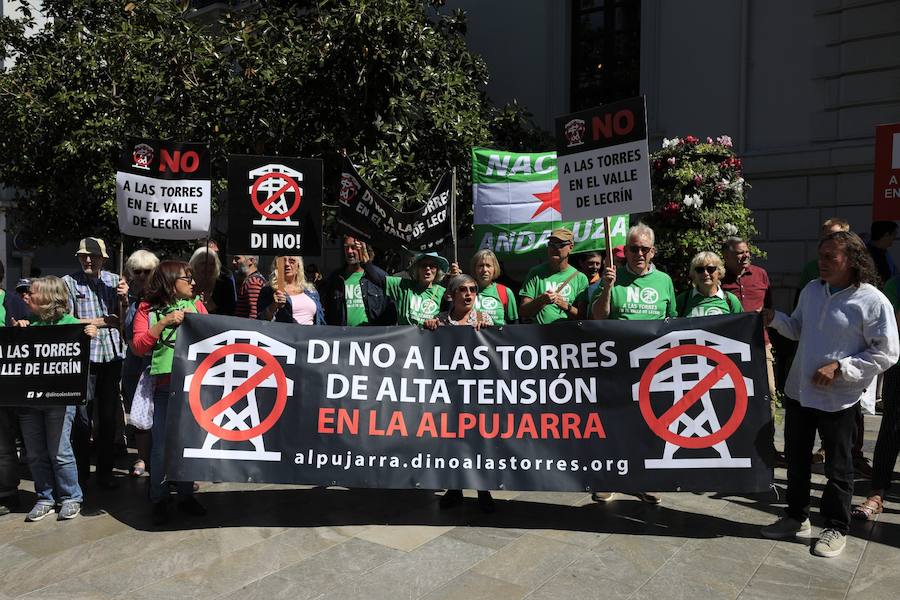 La manifestación ha comenzado en la Plaza del Carmen y ha discurrido por las calles Reyes Católicos y Gran Vía de Colón hasta llegar a los Jardines del Triunfo, donde se ha leído un manifiesto y una carta elaborada por la Red de Apoyo Mutuo en Respuesta a los Megaproyectos Energéticos