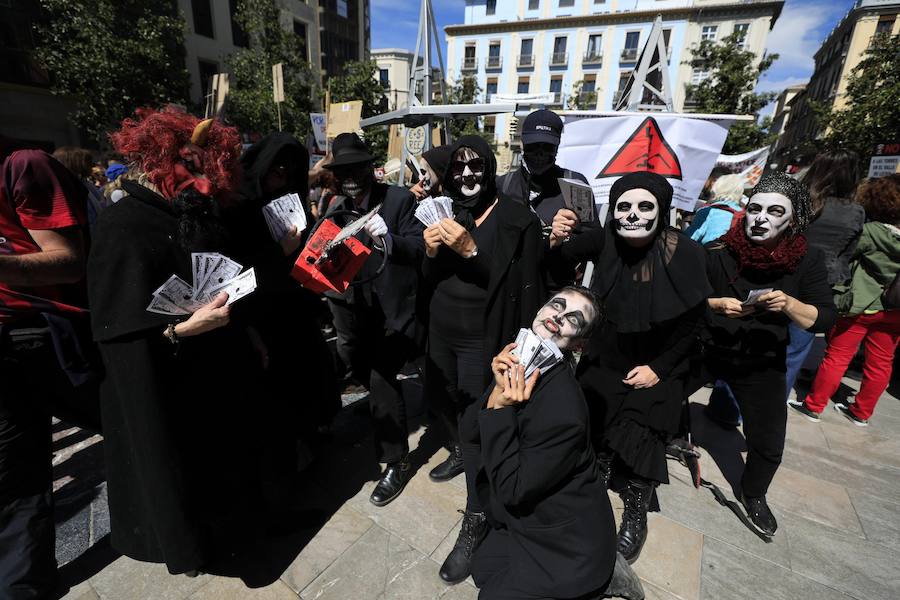 La manifestación ha comenzado en la Plaza del Carmen y ha discurrido por las calles Reyes Católicos y Gran Vía de Colón hasta llegar a los Jardines del Triunfo, donde se ha leído un manifiesto y una carta elaborada por la Red de Apoyo Mutuo en Respuesta a los Megaproyectos Energéticos