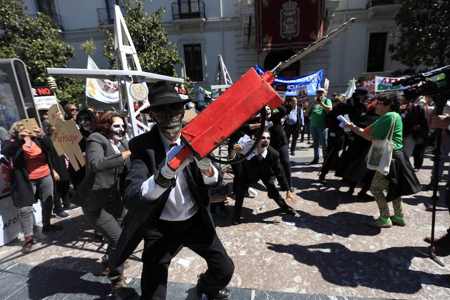 La manifestación ha comenzado en la Plaza del Carmen y ha discurrido por las calles Reyes Católicos y Gran Vía de Colón hasta llegar a los Jardines del Triunfo, donde se ha leído un manifiesto y una carta elaborada por la Red de Apoyo Mutuo en Respuesta a los Megaproyectos Energéticos
