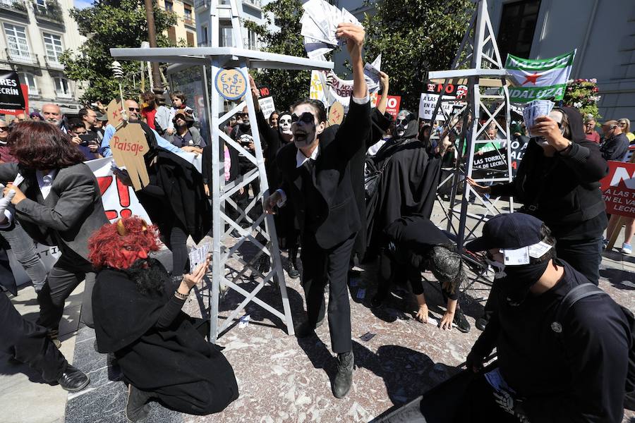 La manifestación ha comenzado en la Plaza del Carmen y ha discurrido por las calles Reyes Católicos y Gran Vía de Colón hasta llegar a los Jardines del Triunfo, donde se ha leído un manifiesto y una carta elaborada por la Red de Apoyo Mutuo en Respuesta a los Megaproyectos Energéticos